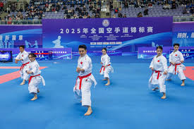 马菲奥向镜头做5比2手势 嘲讽皇马5比2不敌巴萨.